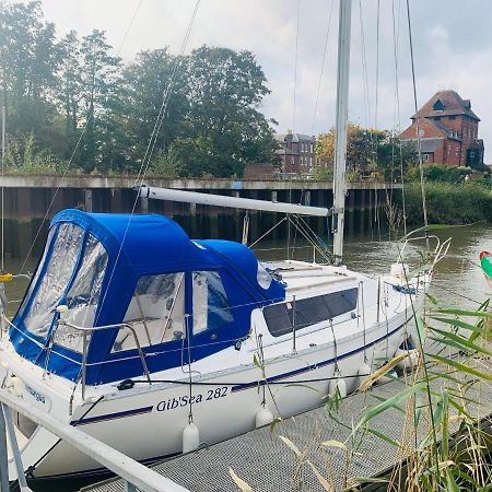 Cosy Sailing Boat Glamping Accommodation On The River In แซนด์วิช ภายนอก รูปภาพ