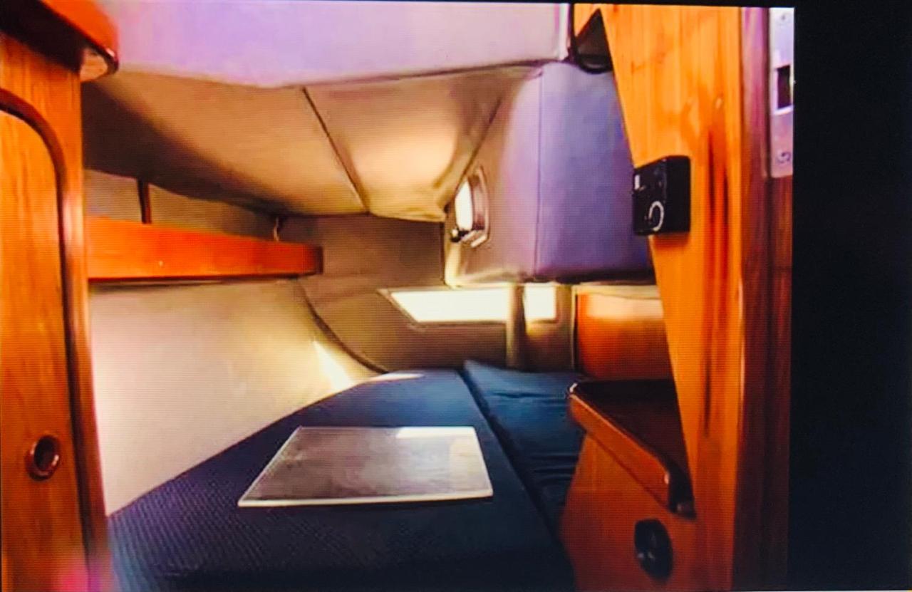 Cosy Sailing Boat Glamping Accommodation On The River In แซนด์วิช ภายนอก รูปภาพ