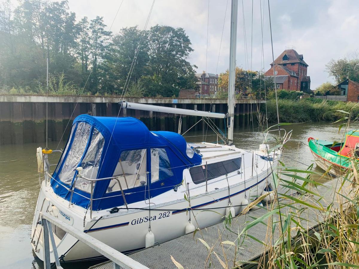 Cosy Sailing Boat Glamping Accommodation On The River In แซนด์วิช ภายนอก รูปภาพ